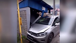 VIDEO: Vodič vletel s autom do zastávky v čase, kedy chodia deti autobusom zo školy