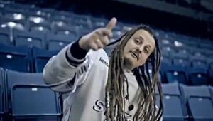 Hymna KHL, jedným z interpretov bitkár Arťuchin