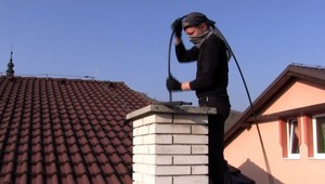 Podceňovať čistenie komína môže vyjsť draho. Prípadné škody nemusí preplatiť ani poisťovňa