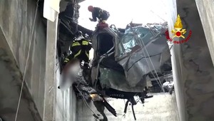 Pod ruinami mosta zostala rodina s deťmi aj futbalista