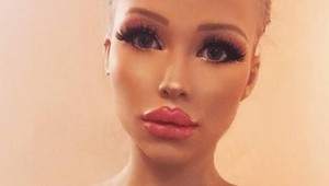 Česká Barbie ukázala prsia osmičky po plastike