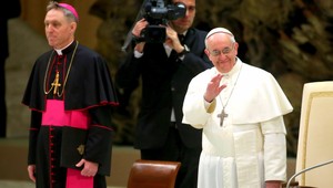 Vatikán plný ostreľovačov. Pápež predniesol 1. verejnú modlitbu