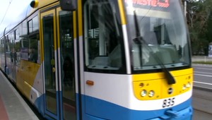 Muž, ktorý v Košiciach napadol vodičku električky, si útok nepamätá. Hrozia mu za neho tri roky väzenia