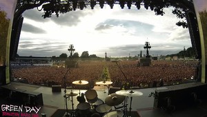 Obrovský dav ľudí začal spievať hit od Queenu, z tohto budete mať zimomriavky