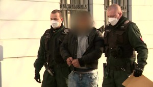 Na diaľnici sa mu pokazilo auto, namiesto pomoci ho okradli