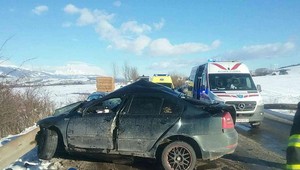 Tragická zrážka dvoch áut:  Jedna osoba na mieste zomrela, v autách sa viezli aj deti