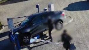 O prežití vodiča rozhodli sekundy. Polícii stačili dva výboje defibrilátora