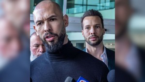 Andrewa Tatea a jeho brata zadržali v USA. Británia proti nim vzniesla nové obvinenia
