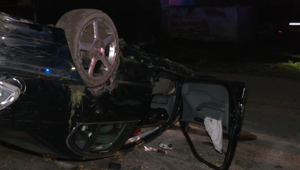 Opitý vodič prerazil plot, plynovú prípojku a skončil na streche. V aute viezol aj kamaráta