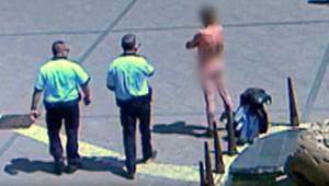 Vyzliekol sa pri fontáne do ponožiek a ostal nehybne stáť