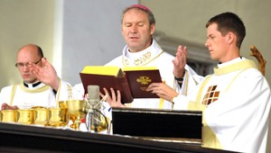 S odvolaným arcibiskupom Bezákom sa veriaci lúčili kvetmi