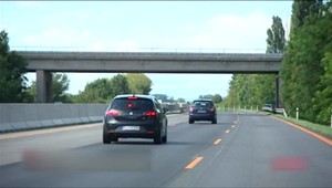 Ak jazdíte na diaľnici v strednom pruhu, môžete dostať pokutu