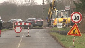 Jediná cesta do obce je uzavretá. Záchranári pôjdu poľnou cestou alebo cez susedný štát