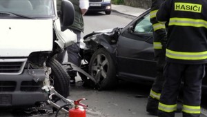 Čelná zrážka auta a dodávky. Bola to šupa, hovoria svedkovia