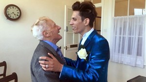 Starček pre mladého milenca predal dom. Pár dní po svadbe je z neho bezdomovec