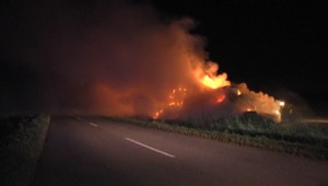 Hasiči bojovali s rozsiahlym požiarom slamy: Škody sa odhadujú na 30-tisíc eur