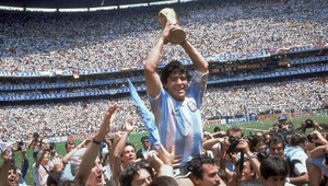 Zomrel legendárny futbalista Diego Maradona