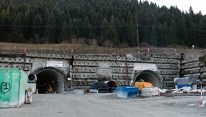 Na stavbe tunela Višňové by sa mohlo opäť pokračovať. Viacerí stavbári prišli na obhliadku opustenej stavby
