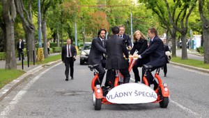Ministri na bicykli. Fico robil brzdu