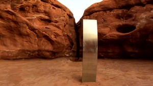 Už ste ho videli? Objaví sa, nikto nevie odkiaľ a potom sám zmizne. Záhada monolitu pokračuje