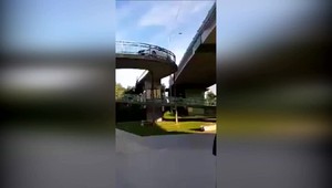 Bizarná situácia na lávke pre chodcov: TV JOJ zisťovala ako sa tam vodič s autom ocitol