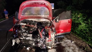 FOTO: Čelná zrážka áut si vyžiadala dvoch zranených. Škoda bola vyčíslená na 50-tisíc eur