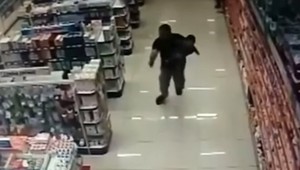 VIDEO: Policajt zneškodnil dvoch lupičov. Počas celého zásahu mal v rukách svojho syna