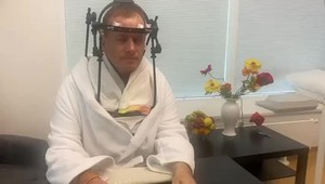 Boris Kollár sa po 20 dňoch od nehody postavil z postele. Vyzval politikov, aby spolupracovali