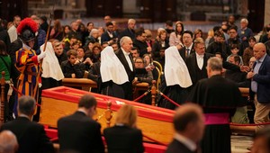 Prevoz rakvy s pápežom mimo Vatikán zaznamenajú médiá po prvýkrát v dejinách v priamom prenose