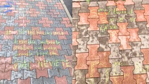 Prednáška Fica v Poprade: Študenti mu na chodníku zanechávajú odkazy napísané kriedou