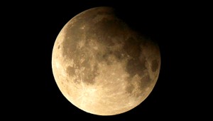 FOTOGALÉRIA. Divadlo na oblohe, čiastočné zatmenie Mesiaca