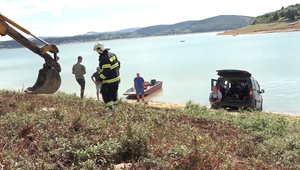 Auto skončilo vo vode na Domaši, vodička zabudla na ručnú brzdu