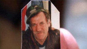 Šokujúce! Priateľ mu vrazil nôž do krku a vyčkal, kým vykrváca