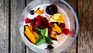 Raw verzia smotanovo-ovocného poháru je na leto ako stvorená