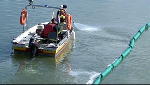 Do Liptovskej Mary vytiekla nafta. Na mieste zasahujú hasiči