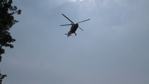 Vrtuľník sa zrútil na frekventovanú cestu. Pád si vyžiadal tri obete