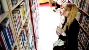 Napriek pandemickej situácií sa svet kníh nezastavil. Toto sú najhorúcejšie tipy