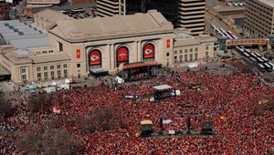 Na oslavách Super Bowlu sa strieľalo. Hlásia 21 zranených a jednu obeť