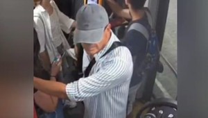 Muž sa v MHD pohlavným údom obtieral o dievčatá. Polícia prosí o pomoc pri pátraní