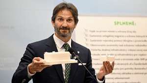 Pribudnú ďalšie F-16 aj nové nemocnice. Rezort obrany míňa miliardy, opozícia žiada jasné pravidlá