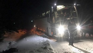 Autobus so seniormi zapadol v snehu. Zachraňovali ich na skútroch