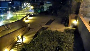 VIDEO: Trojica mužov najskôr mladíkovi pomohla, potom ho drsne napadla