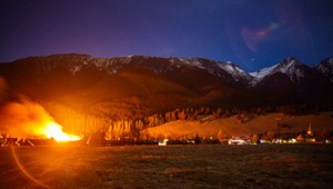 Požiar pri Poprade. Z drevenice evakuovali 15 ľudí