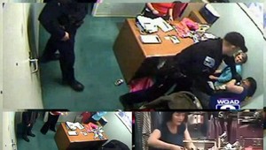 Policajná brutalita! Dobili zlodejku (34) pred jej dcérkou (1)