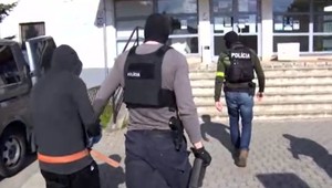 Lovci lebiek zadržali muža, ktorý dobil a podpálil človeka. Priviezli ho až z Barcelony