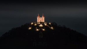 FOTO: Úchvatný pohľad pre návštevníkov Banskej Štiavnice. Unikátna kalvária žiari do diaľky