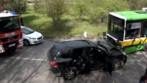 Autobus mestskej hromadnej dopravy sa zrazil s luxusným autom