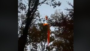 Nezvyčajná záchranná akcia. K záchrane uviaznutého paraglajdistu museli hasiči privolať aj vrtuľník