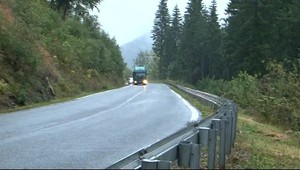 Na ceste za zákrutou chýbajú zvodidlá. Doplatili na to minimálne traja vodiči