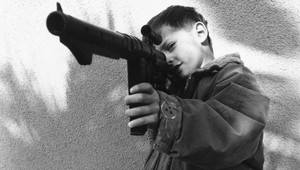 13-ročný chlapec pri hre na dvore zastrelil 10-ročnú Sáru